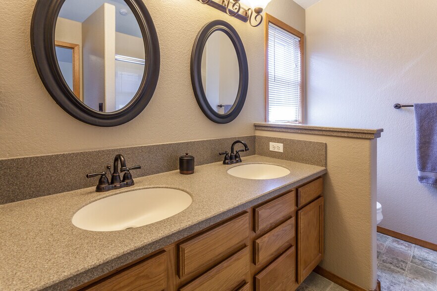 Primary bathroom - 1766 Wimbley Ct