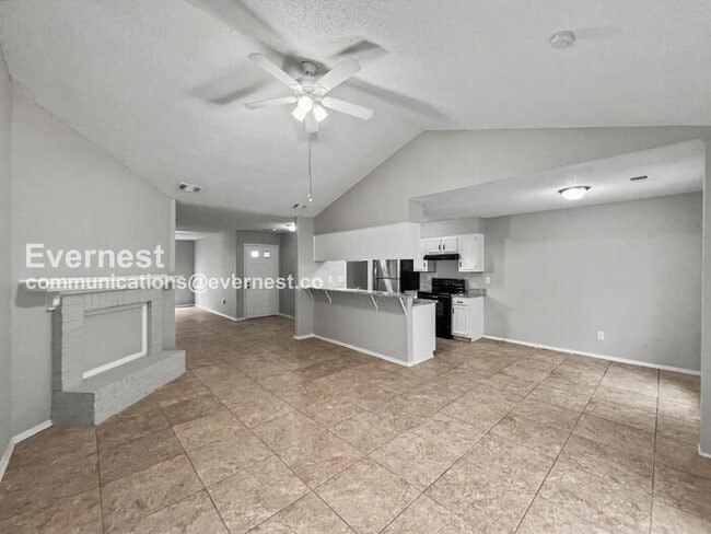 Building Photo - Limited Time Special Offer / 3 Bed, 2 Bath Home with Off-Street Parking / Pet-Friendly / Coming S...