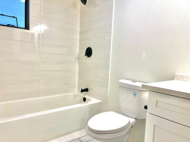 Building Photo - Updated 2-Bedroom 3 Bathroom Pasadena Town...