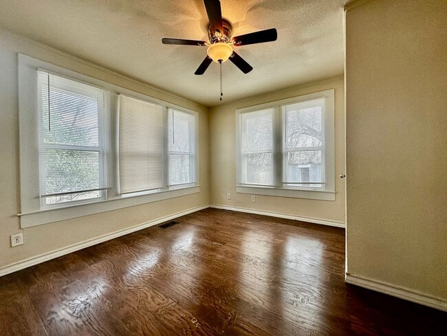 Building Photo - Bungalow Home