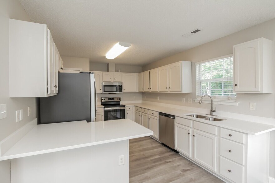 Building Photo - 409 Funderburk Rd