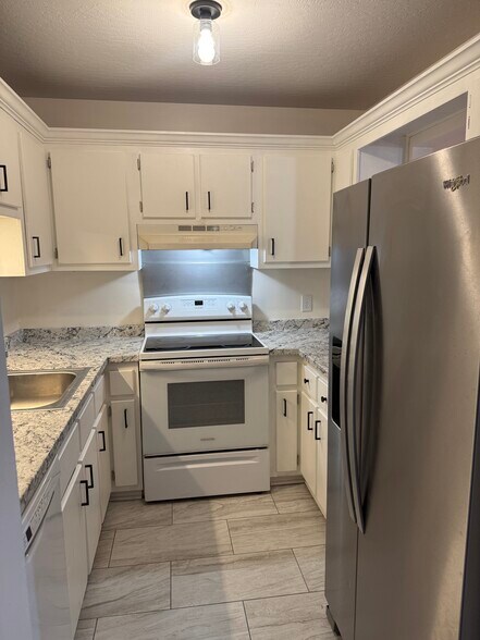 Building Photo - 213 Cox Ave