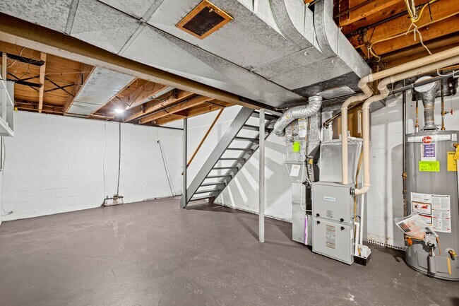 Building Photo - AVAILABLE JULY 1ST! UPDATED 3-bedroom!!