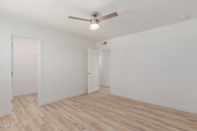 Building Photo - 10935 W Santa Fe Dr