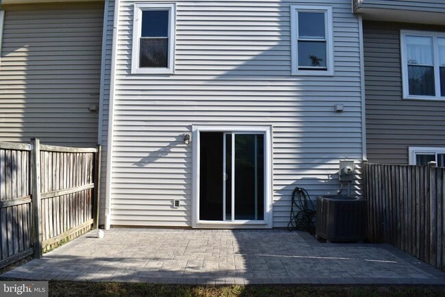 Building Photo - 12 Swiss Ct
