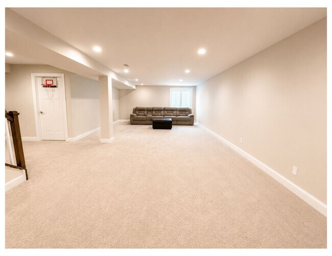 Building Photo - 805 Llanelli Dr