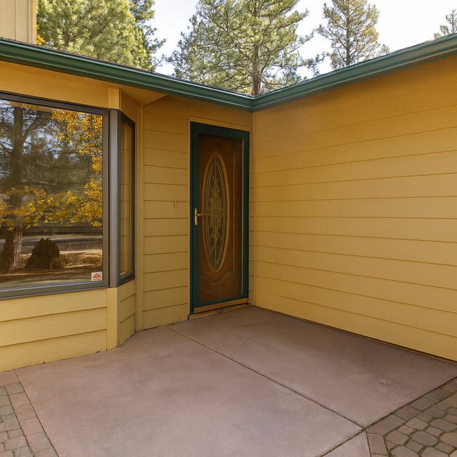 Building Photo - Spacious SW Bend Home on Nearly Half an Ac...