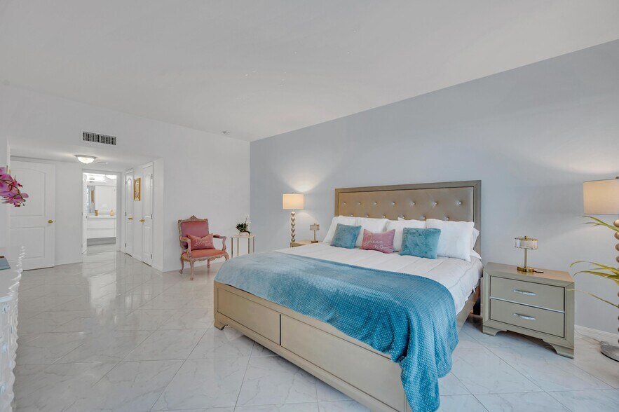 Building Photo - 4020 Galt Ocean Dr