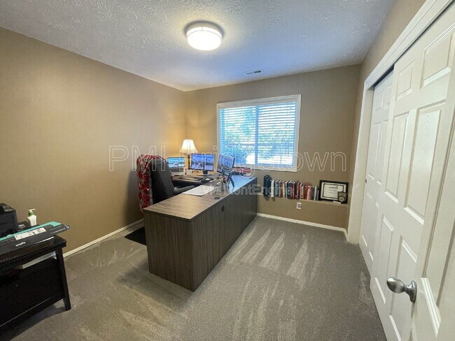 Building Photo - 1723 NW Wonderview Ave