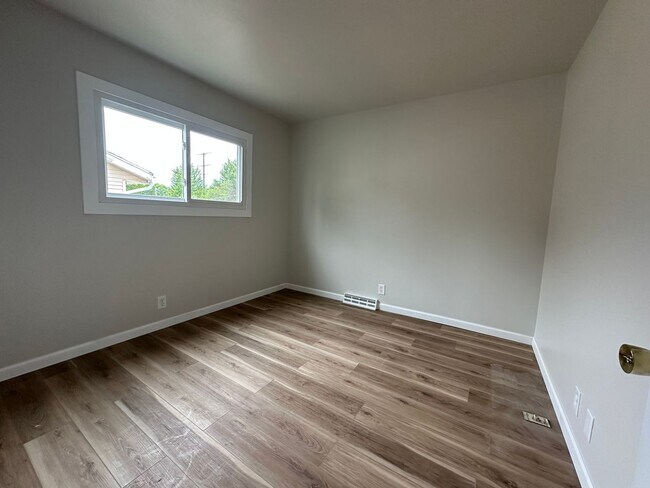 Building Photo - 6656 W Brentwood Ave