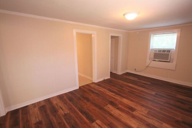 Building Photo - Cozy 2 Bedroom, 1 Bath Garage Apartment in...