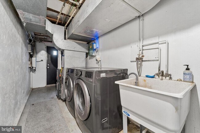 Building Photo - 273 Westbrook Dr