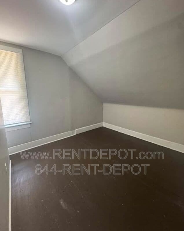 Building Photo - 805-805 Hess Ave
