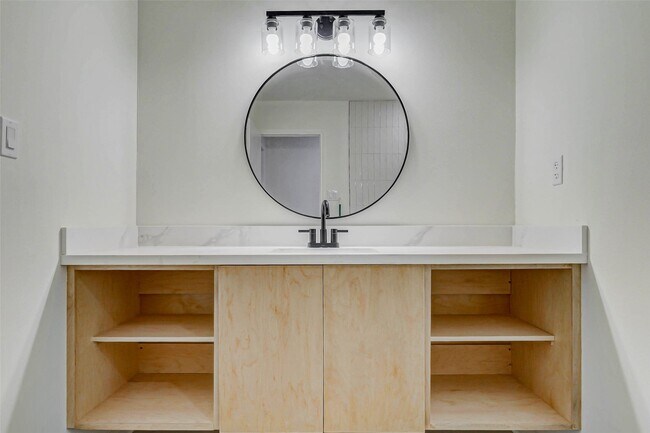 Building Photo - 10303 Chevy Chase Dr