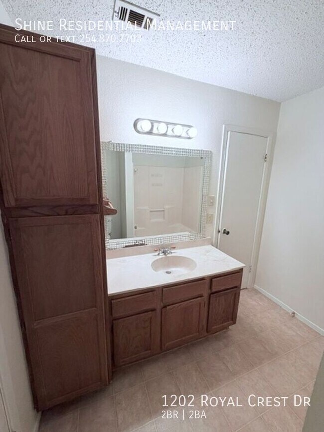 Building Photo - 1202 Royal Crest Dr