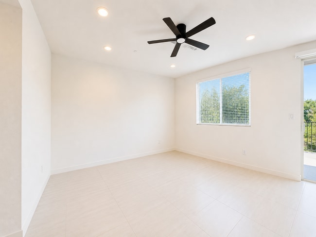 Building Photo - Beautiful and almost Brand New 3 Bedroom House in Citro, Fallbrook for Rent