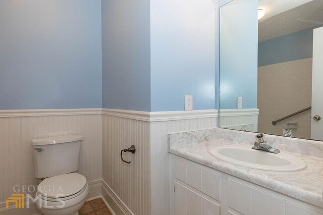 Building Photo - 404 E First St