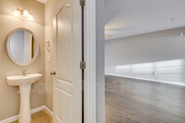 Building Photo - 733 Keyes Dr