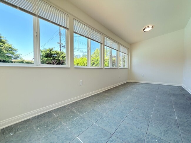 Building Photo - Beautiful Winnetka Home with Hardwood Floo...