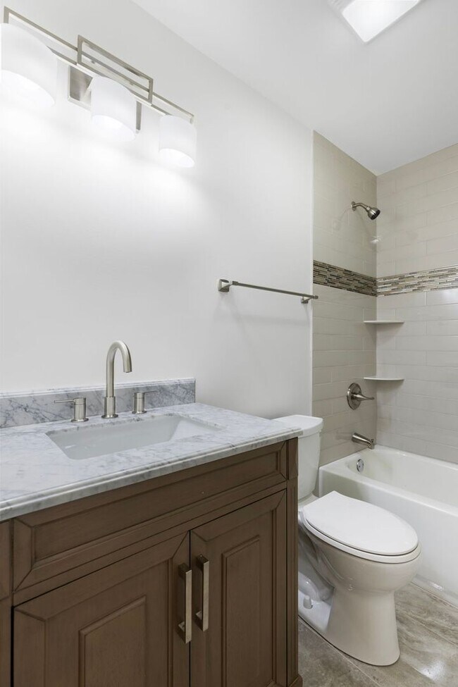 Building Photo - Four Bedroom Four Bath Home