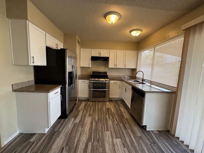 Building Photo - Remodeled Peoria 3br