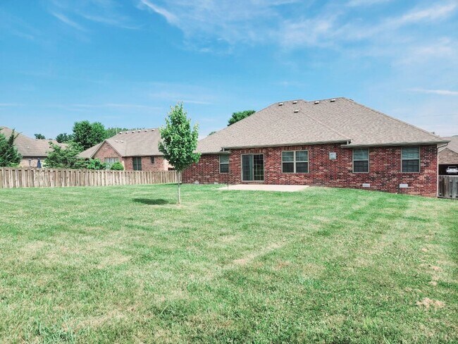 Building Photo - 5040 E Hedgerow Dr