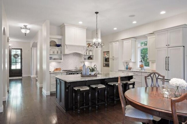 Building Photo - Luxury Living in Minnetonka – 6BR Home in Prime  Location