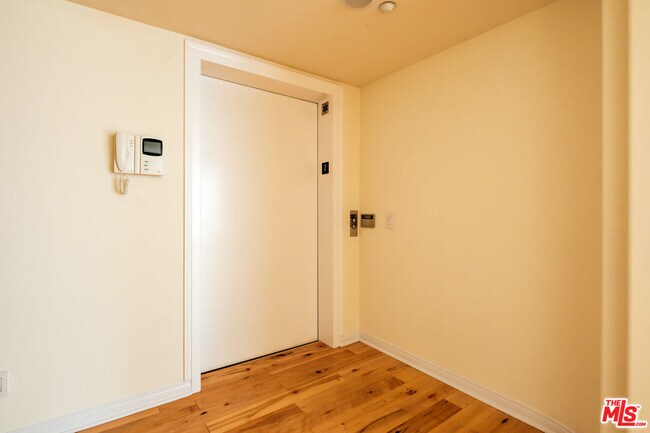 Building Photo - 2030 S Bentley Ave