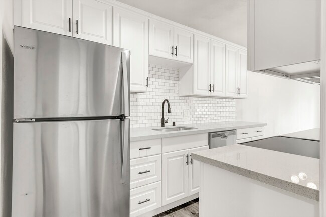 Building Photo - 10607 Des Moines Memorial Dr S