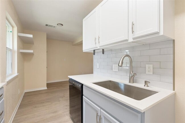 Building Photo - 6903 Woodhue Dr