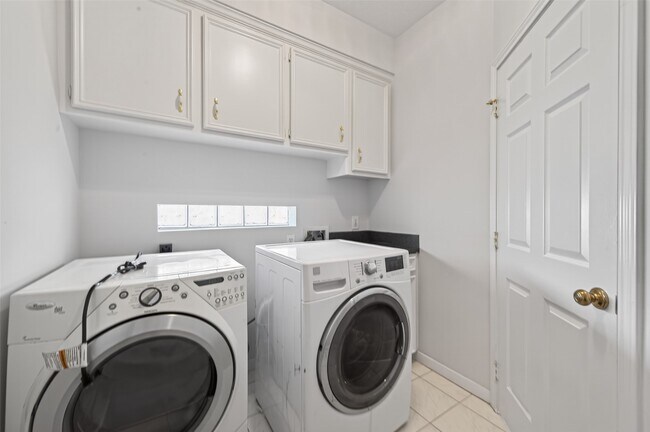 Building Photo - 8023 Oakwood Hollow St