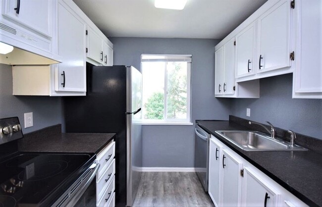 Building Photo - Updated 2 Bed Condo in Prime Location!