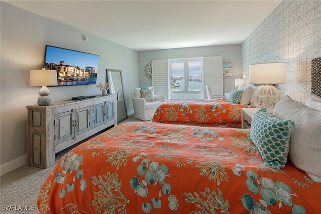 Building Photo - 250 Park Shore Dr