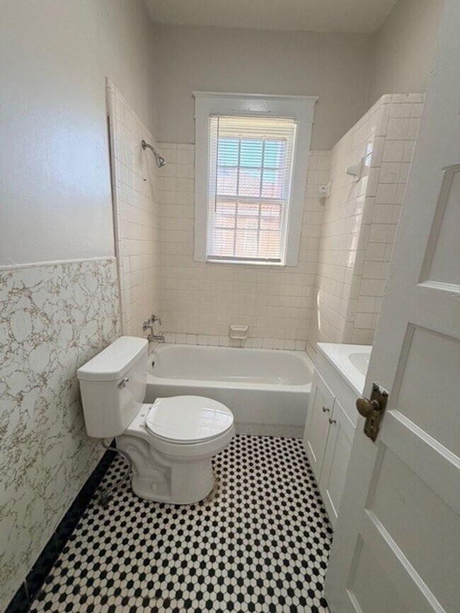 Building Photo - 727 Truett Ave