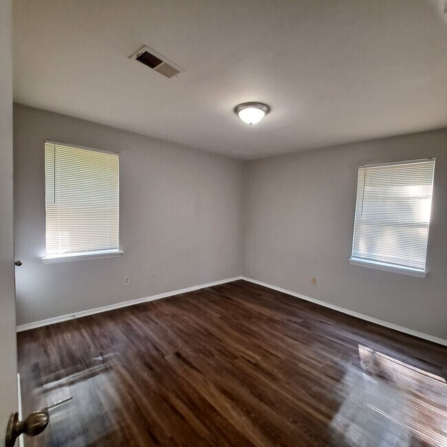 Building Photo - Welcome to 2655 Whitman!
