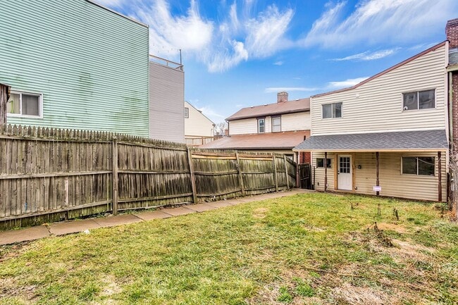 Building Photo - 2 bed 2 bath - great location, off street ...