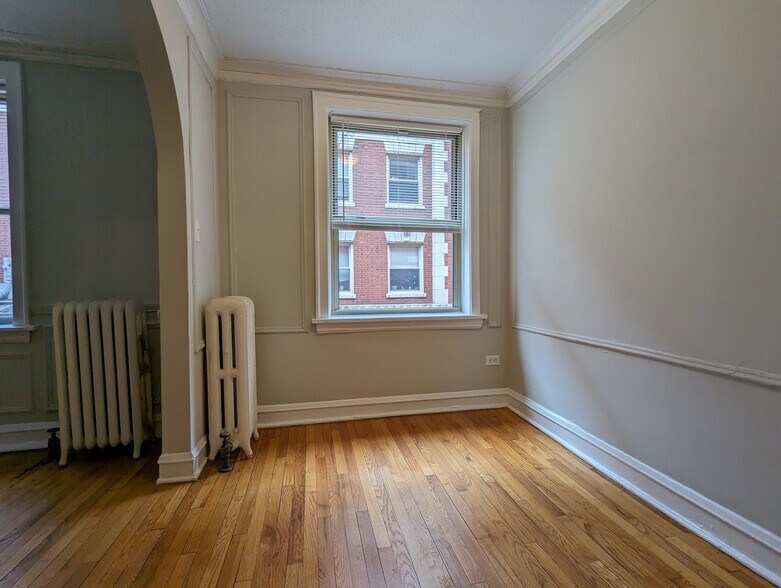 Building Photo - 542 W Surf St