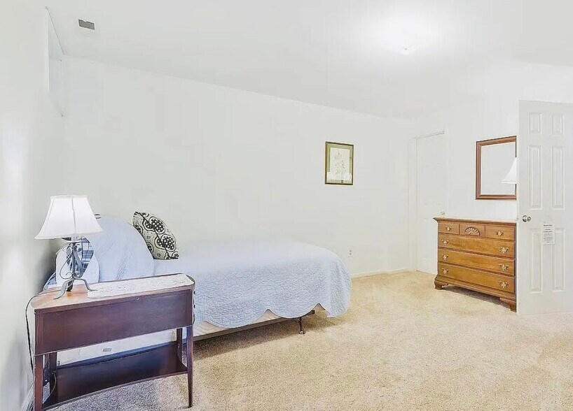 Building Photo - 1033 Riva Ridge Dr