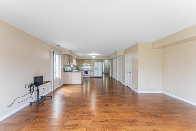 Building Photo - 305 Creekside Dr