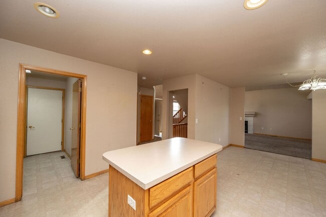 Building Photo - 3 bed, 2.5 bath Home in English Ranch Neighborhood