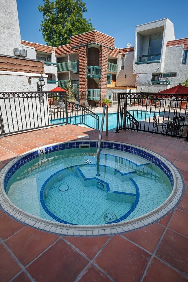 Building Photo - Newly Renovated 2 Bed + 2 Bath Condo in Pr...