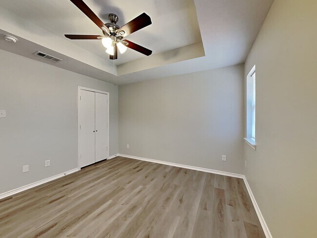 Building Photo - Spacious 3-Bed, 2-Bath Home with Garage, F...