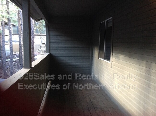 Building Photo - 1385 W University Ave