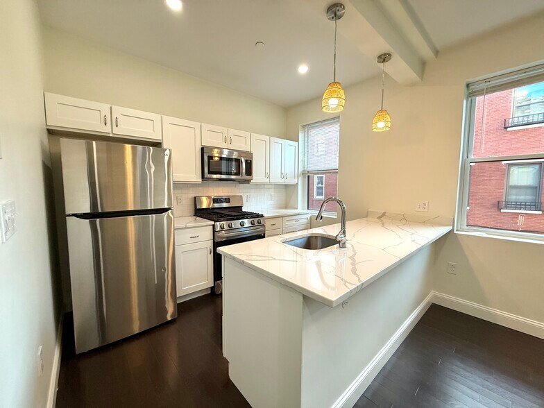 Building Photo - 47 Charter St