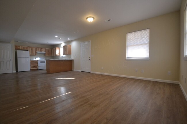 Building Photo - 3 Bed 1.5 Bath 4- Plex