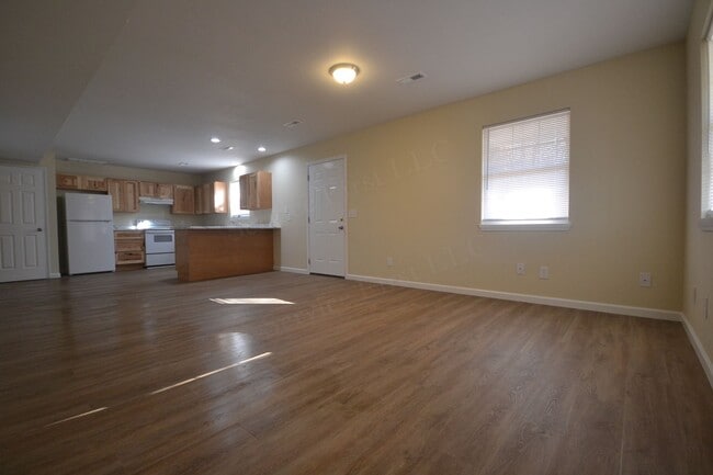 Building Photo - Spacious 3 Bed, 1.5 Bath Fourplex Unit in Buffalo, MO