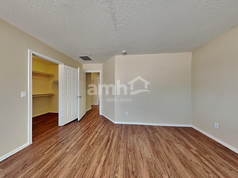 Building Photo - 1802 S 63rd Ln