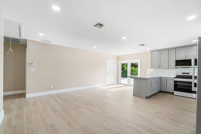 Building Photo - 5065 Horseshoe Cir N