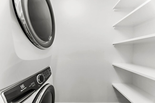 Building Photo - 1481 Center St Ext