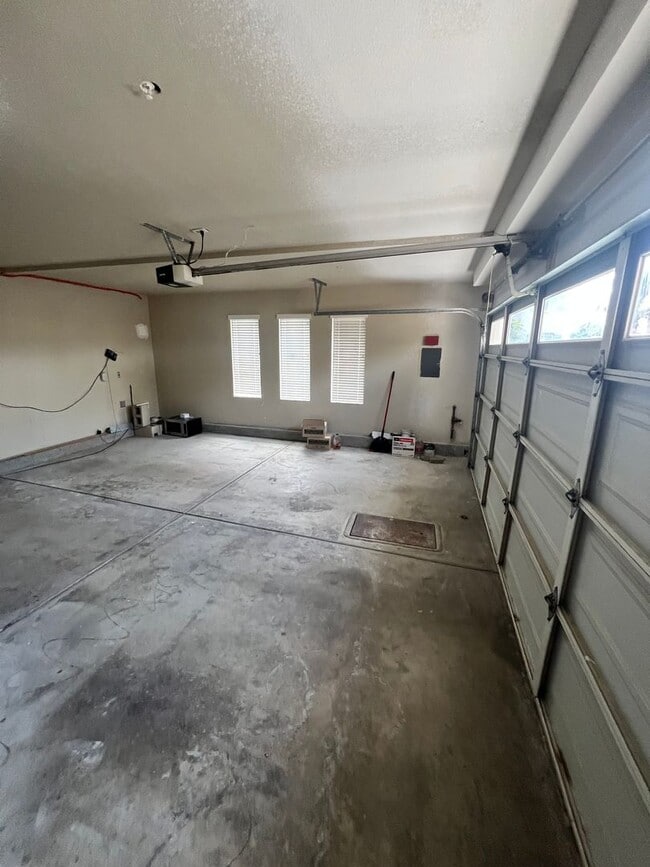 Building Photo - $4,500 - 4 Bed 2.5 Bath House located in G...